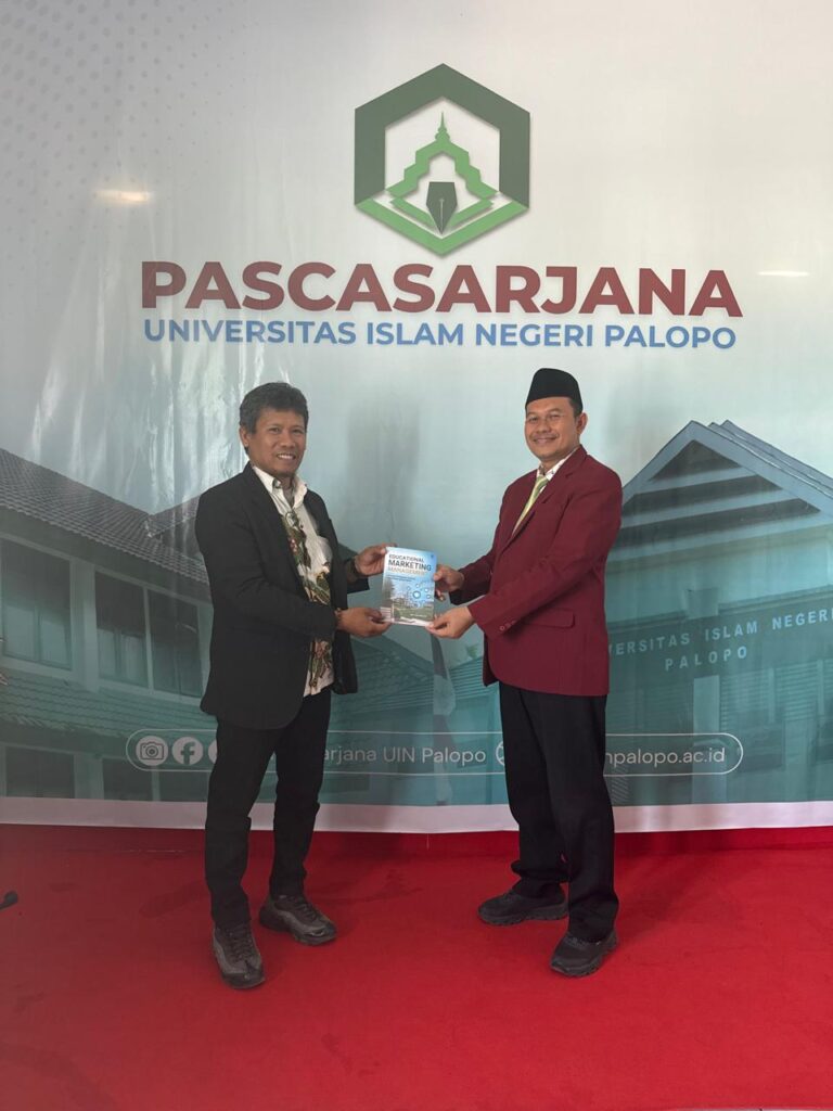 Menjawab Tantangan Era Digital, Dosen Akbar Serahkan Buku Strategi Pemasaran Pendidikan ke Pascasarjana UIN Palopo